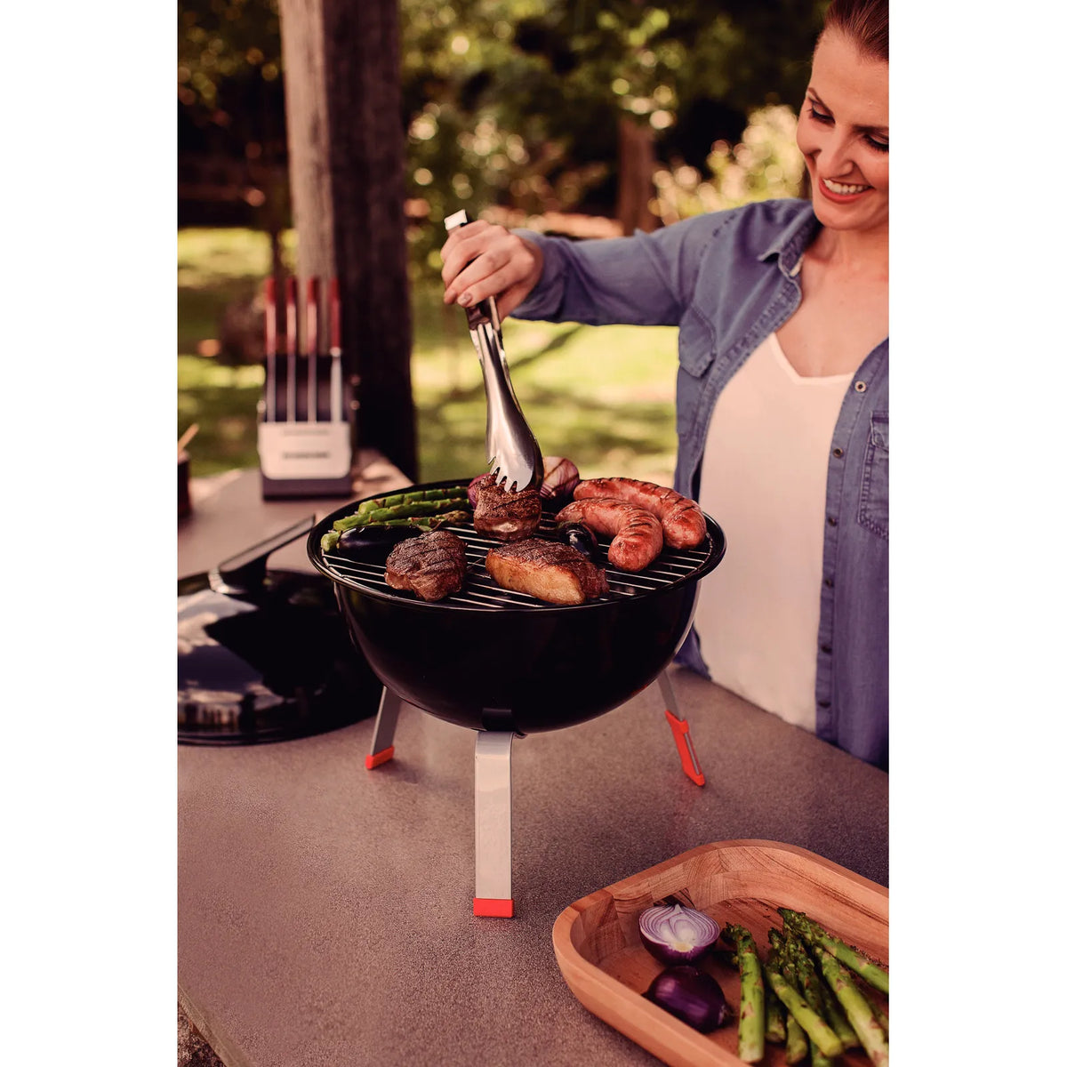 Asador a Carbón Tramontina TCP-320L con Tapa, Grill Portátil 36.7 cm, Acero Esmaltado y Parrilla de Acero Inoxidable