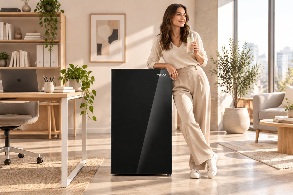 Frigobar Teka RSR 10520 GBK 4 Pies Inverter, Cristal Negro, Repisas de Cristal Templado, Puerta Reversible